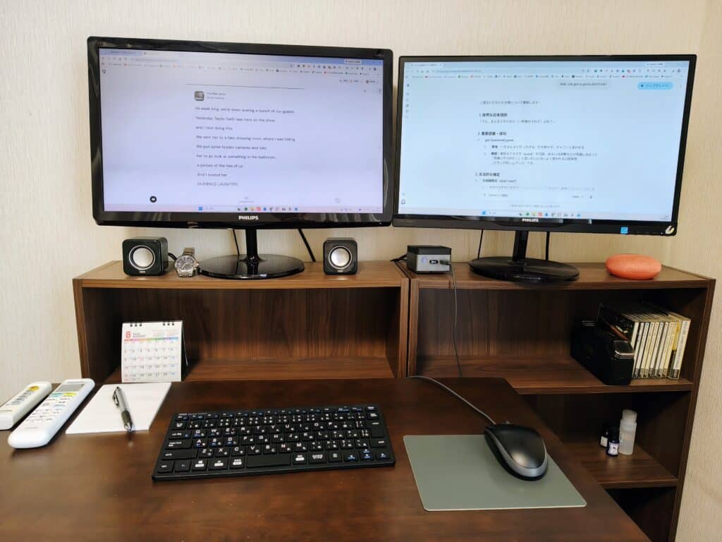 著者が使っているミニPCとディスプレイ2台環境の写真。左にLingQのレッスン画面、右にGeminiとのチャットが写っている。